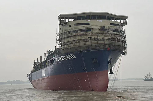 三福首艘1300TEU雙燃料集裝箱船順利下水